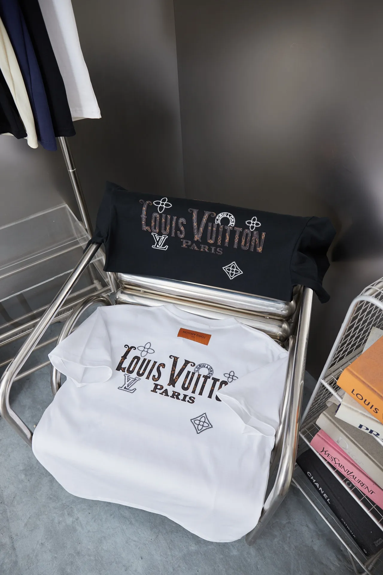 🅿️190 1V 25SS early spring new style Leather embroidered LV letter short sleeves Light luxury A must-have item for daily commuting for men and women Correct version Welcome to compare Detailed features · 320g 100% pure cotton double yarn jersey fabric · Special thickening in the same vat 32 pieces double-strand 1X1 thread . Leather-cut LV letter splicing embroidery · Imported Tajima machine embroidery with various craft letters · Double-needle sewing and cross-seam technology · Original main mark, washed tag, brand moisture-proof paper packaging Color: black/white Size: S/M/L/XL